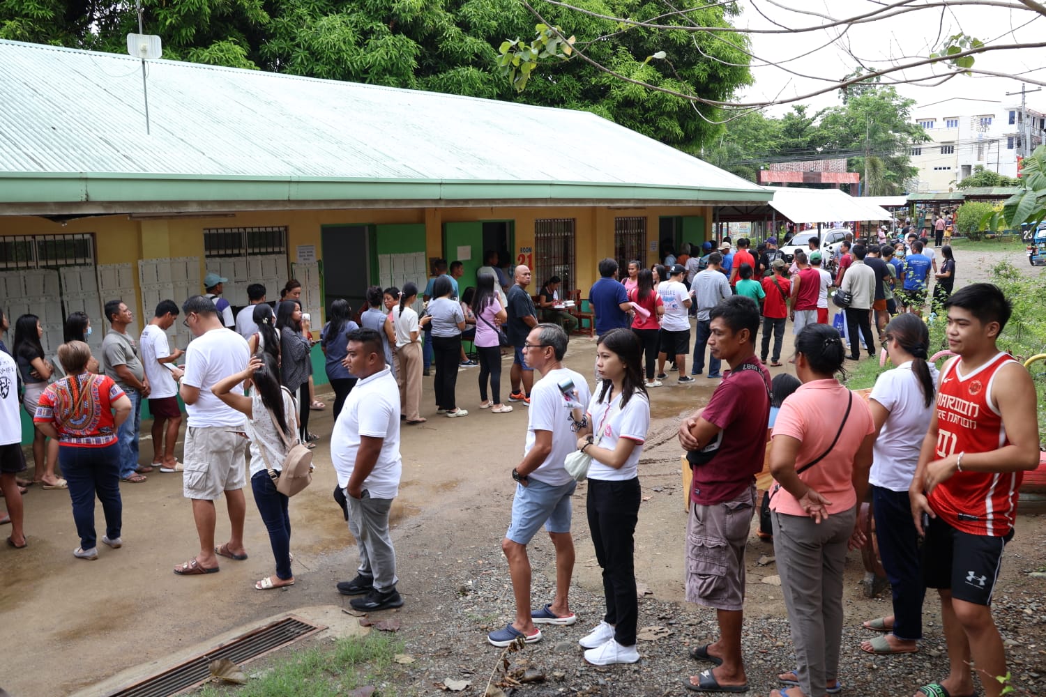Picture of voters lining up to cast ballots in Isabela